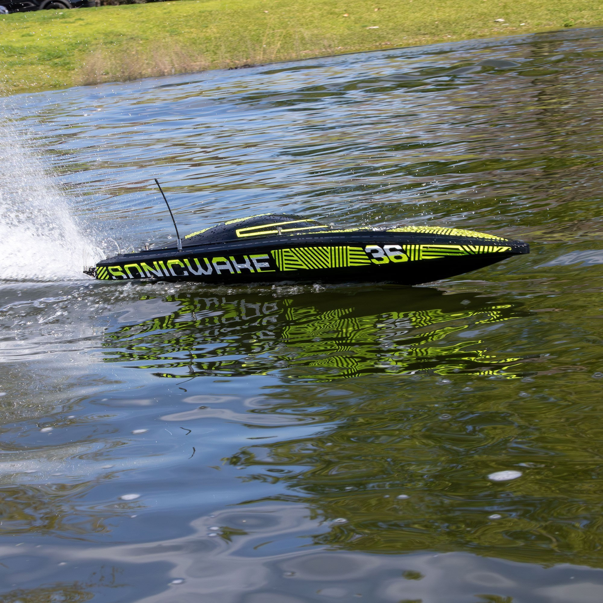 Pro Boat Sonicwake 36" V3 Self-Righting V-Hull Boat RTR Pro Boat Sonicwake 36" V3 Self-Righting V-Hull Boat RTR  Black